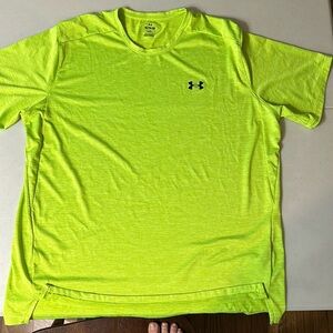 Under Armour Loose fitting green short sleeve tee